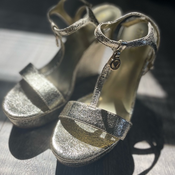 Guess gold platform wedge heels - Picture 6 of 7